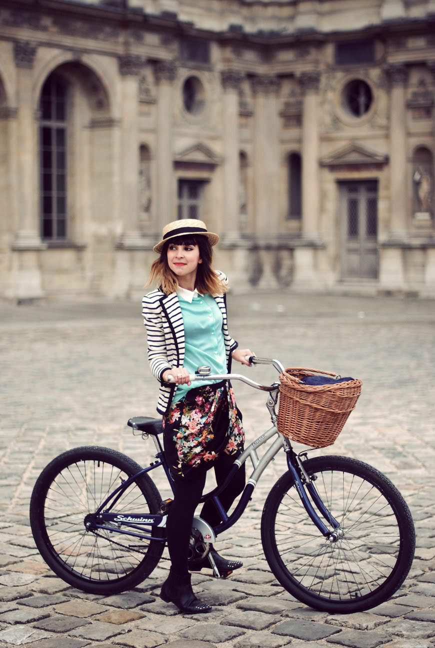streetstyle Queen's Wardrobe Schwinn bike Paris Louvre