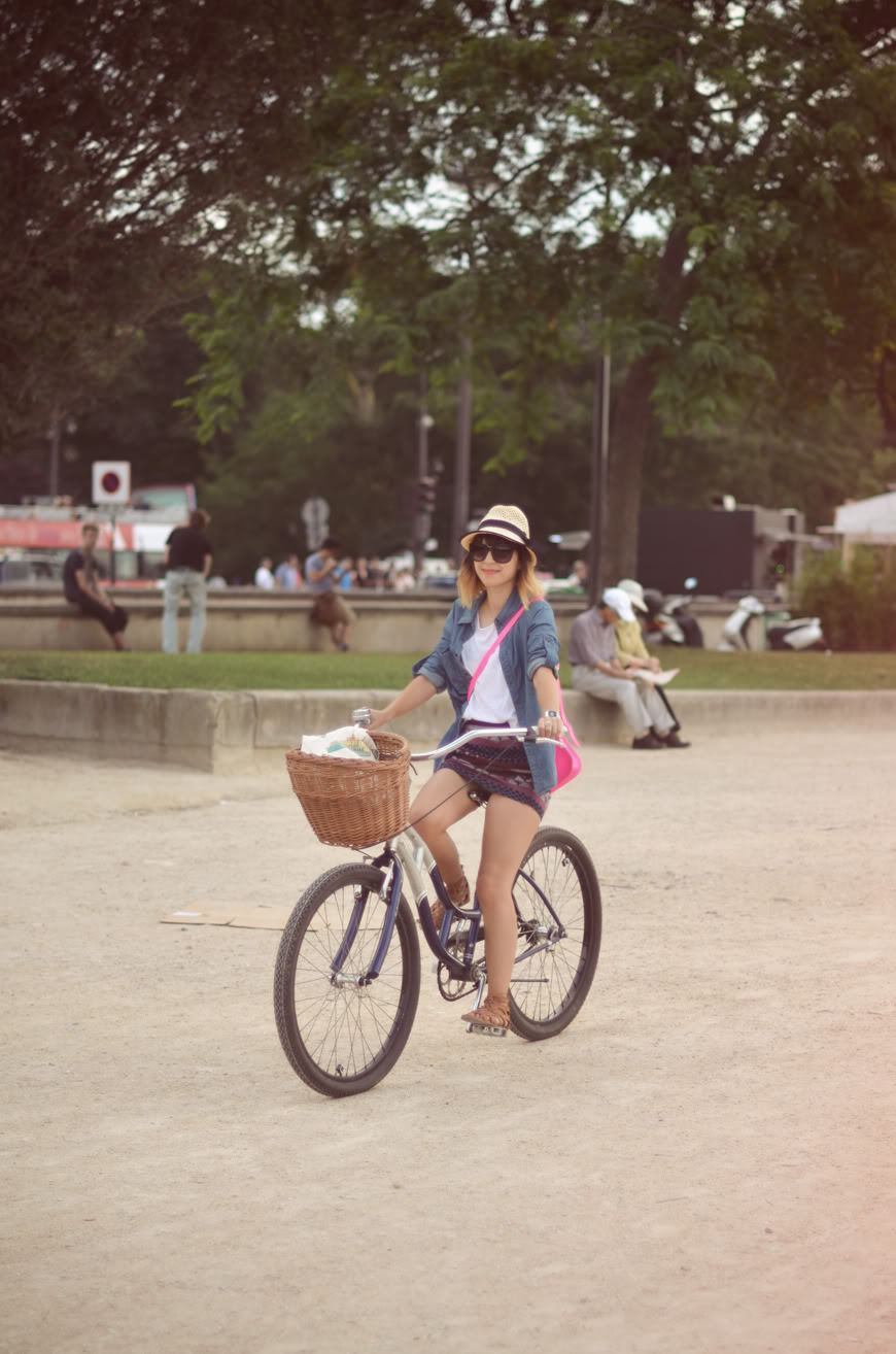Ça c'est Paris ! streetstyle Paris bicycle Tour Eiffel skirt beach cruiser The Cambridge Satchel Company smile Valentine