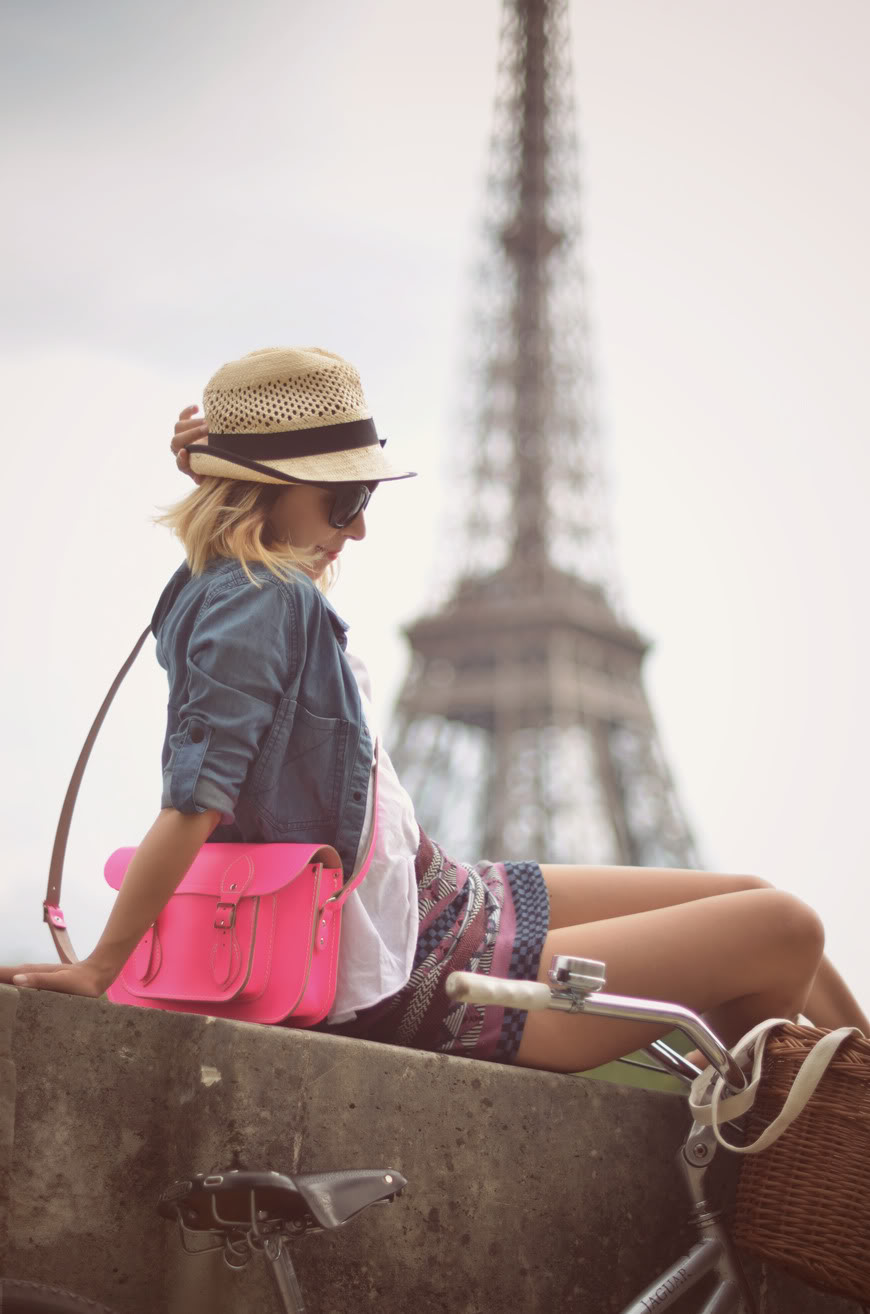 Ça c'est Paris ! streetstyle Paris bicycle Tour Eiffel skirt beach cruiser The Cambridge Satchel Company smile Valentine
