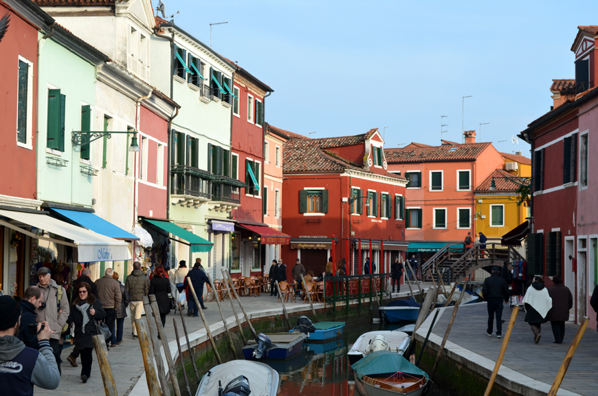 Burano Helloitsvalentine weekend Venise Italie streetstyle look voyage