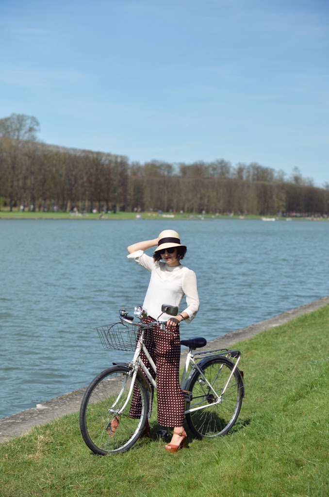 Sunny afternoon in Versailles Helloitsvalentine bicycle outfit french blogger