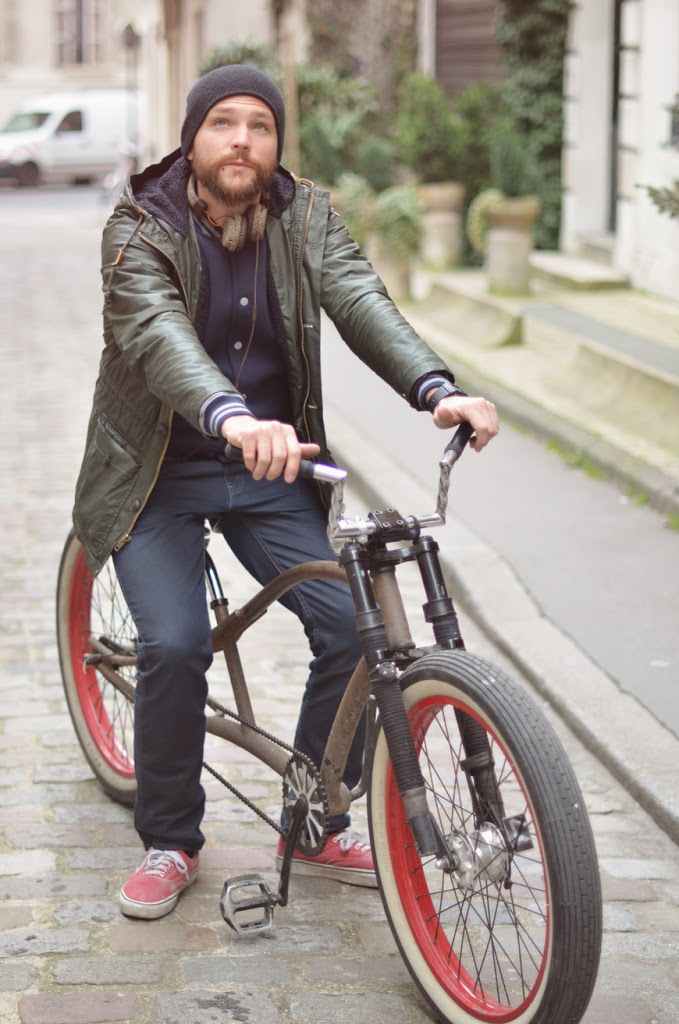 Helloitsvalentine streetstyle bicycle vintage bike city Paris fashion blogger french couple boyfriend ride stroll