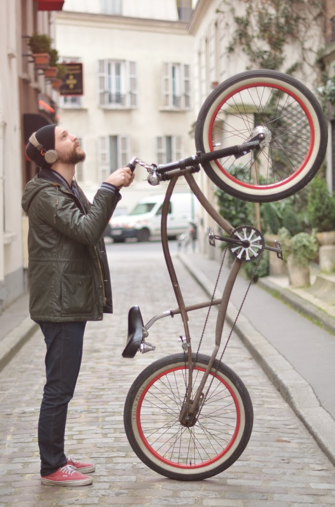 Helloitsvalentine streetstyle bicycle vintage bike city Paris fashion blogger french couple boyfriend ride stroll