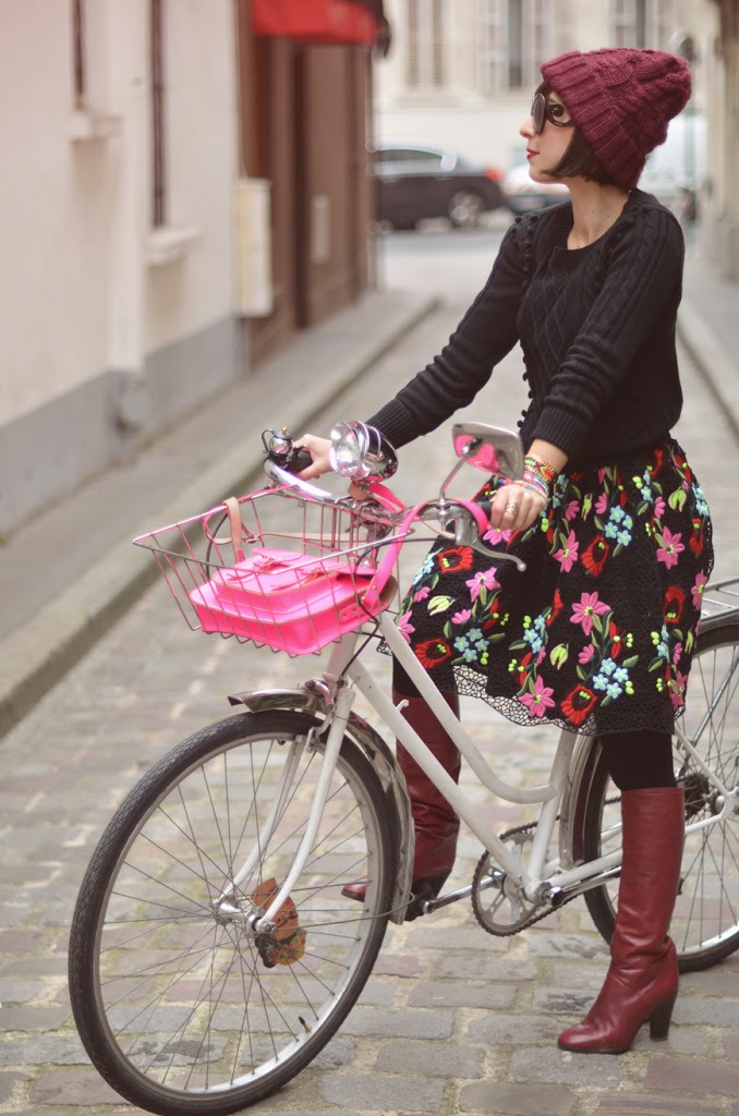 Helloitsvalentine streetstyle bicycle vintage bike city Paris fashion blogger french couple boyfriend ride stroll