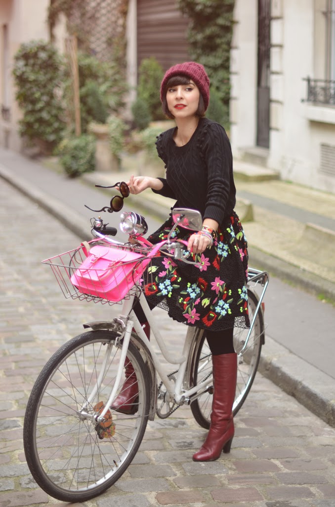 Helloitsvalentine streetstyle bicycle vintage bike city Paris fashion blogger french couple boyfriend ride stroll