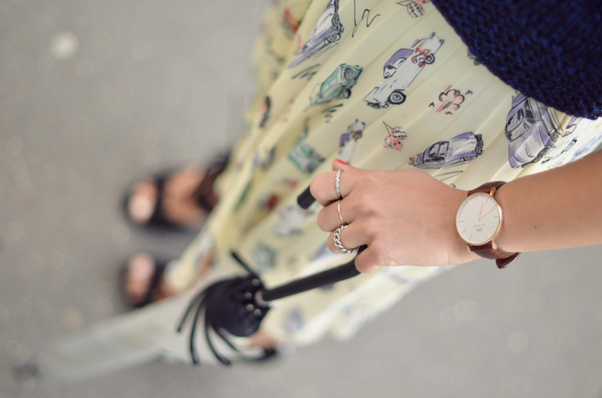 Va Va Voom Helloitsvalentine blogger french streetstyle Primark skirt cars heels umbrella Zara