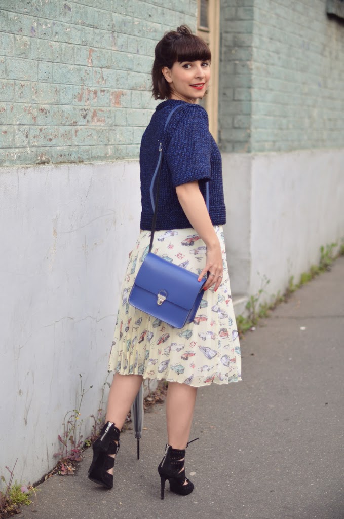 Va Va Voom Helloitsvalentine blogger french streetstyle Primark skirt cars heels umbrella Zara