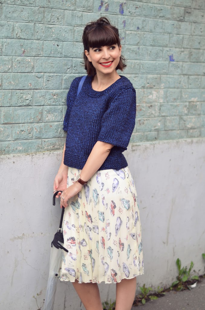 Va Va Voom Helloitsvalentine blogger french streetstyle Primark skirt cars heels umbrella Zara