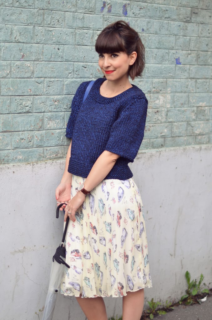 Va Va Voom Helloitsvalentine blogger french streetstyle Primark skirt cars heels umbrella Zara