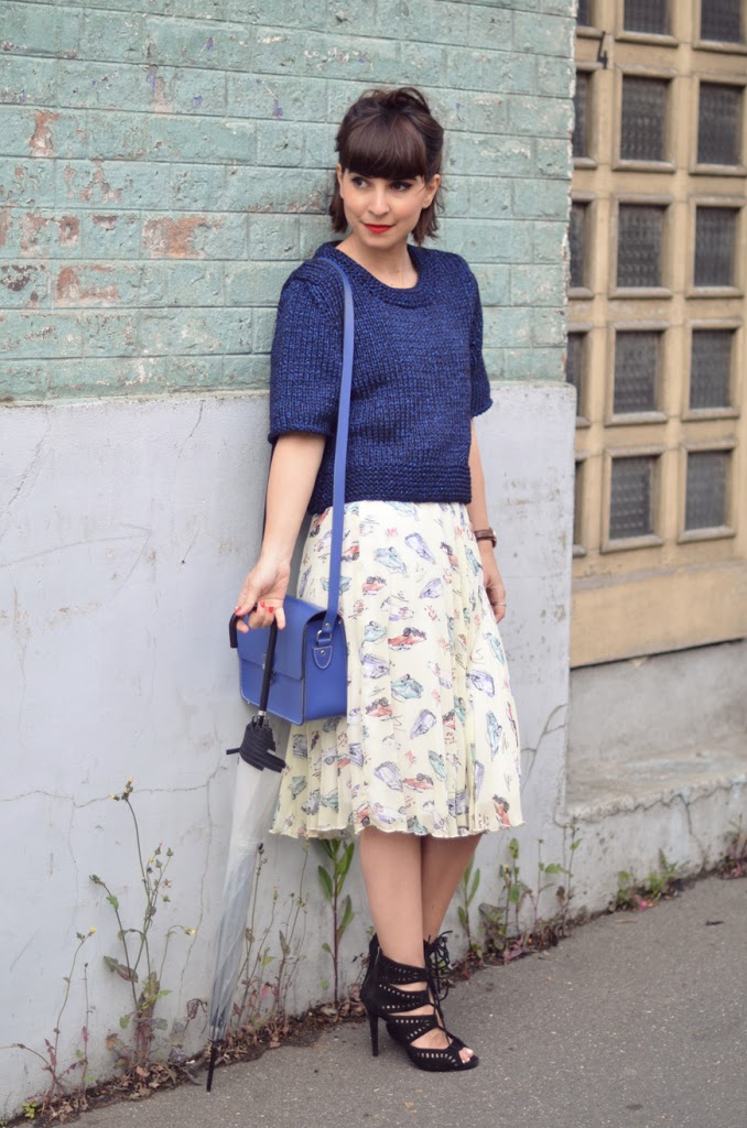 Va Va Voom Helloitsvalentine blogger french streetstyle Primark skirt cars heels umbrella Zara