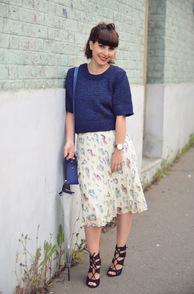 Va Va Voom Helloitsvalentine blogger french streetstyle Primark skirt cars heels umbrella Zara