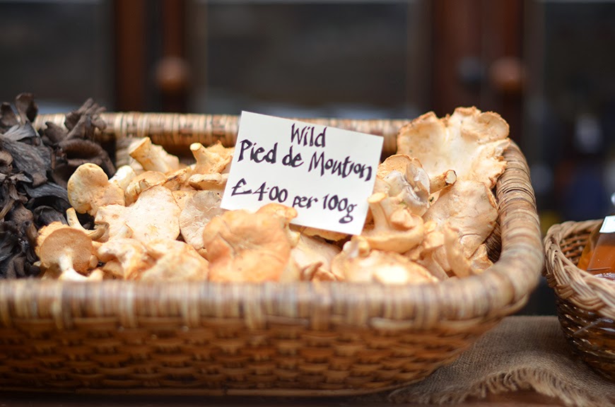 Borough Market Londres food farmers sellers fresh veg and fruits yummy Helloitsvalentine