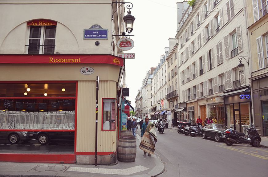 Sabots Suzanne Swedish Hasbeens Helloitsvalentine Place du Marché Saint Honoré Paris streetstyle fashion blogger