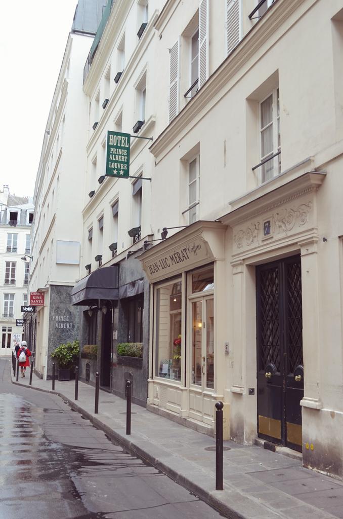 Sabots Suzanne Swedish Hasbeens Helloitsvalentine Place du Marché Saint Honoré Paris streetstyle fashion blogger