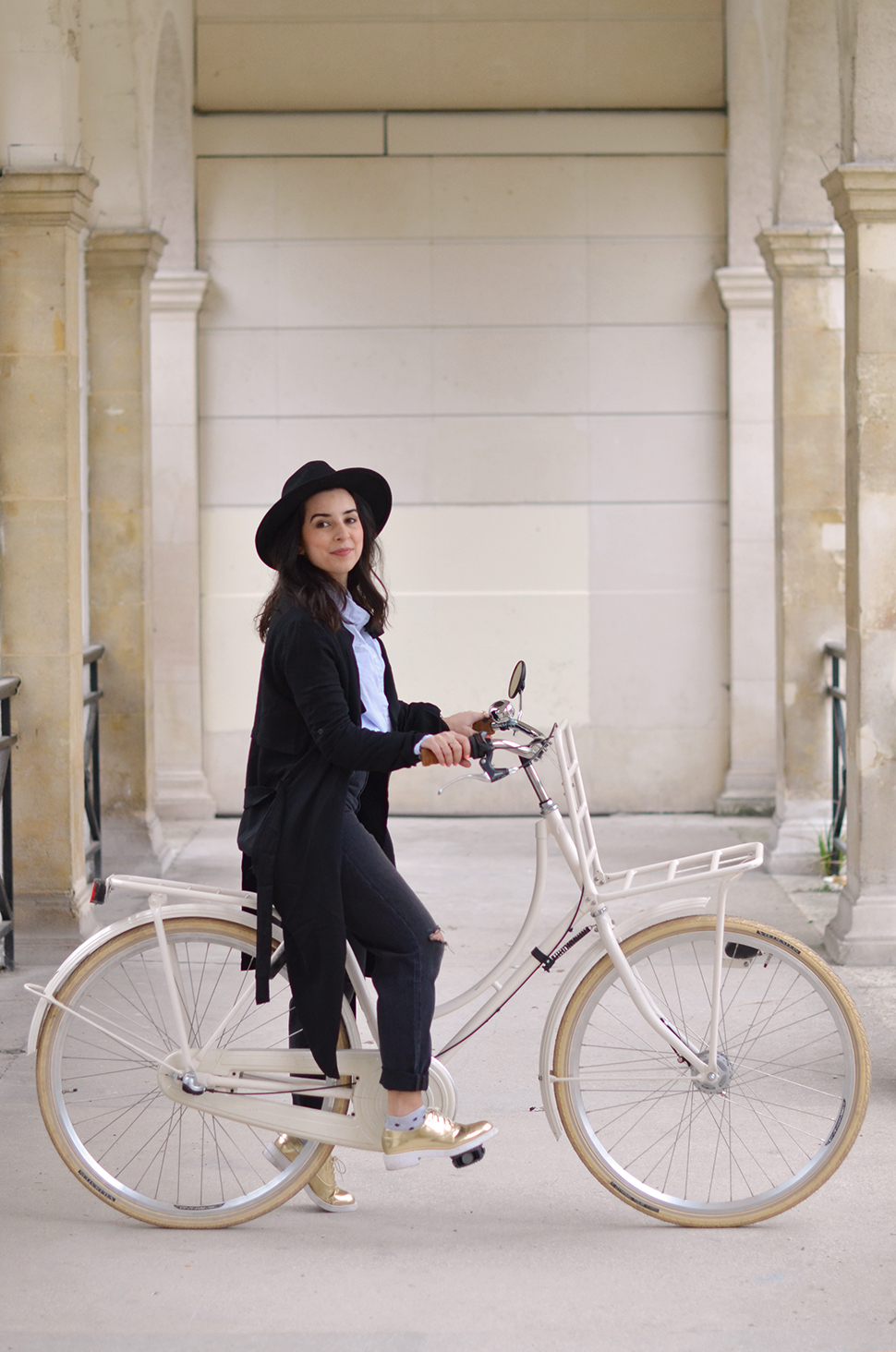 Helloitsvalentine_blacktrench_bicycle_13